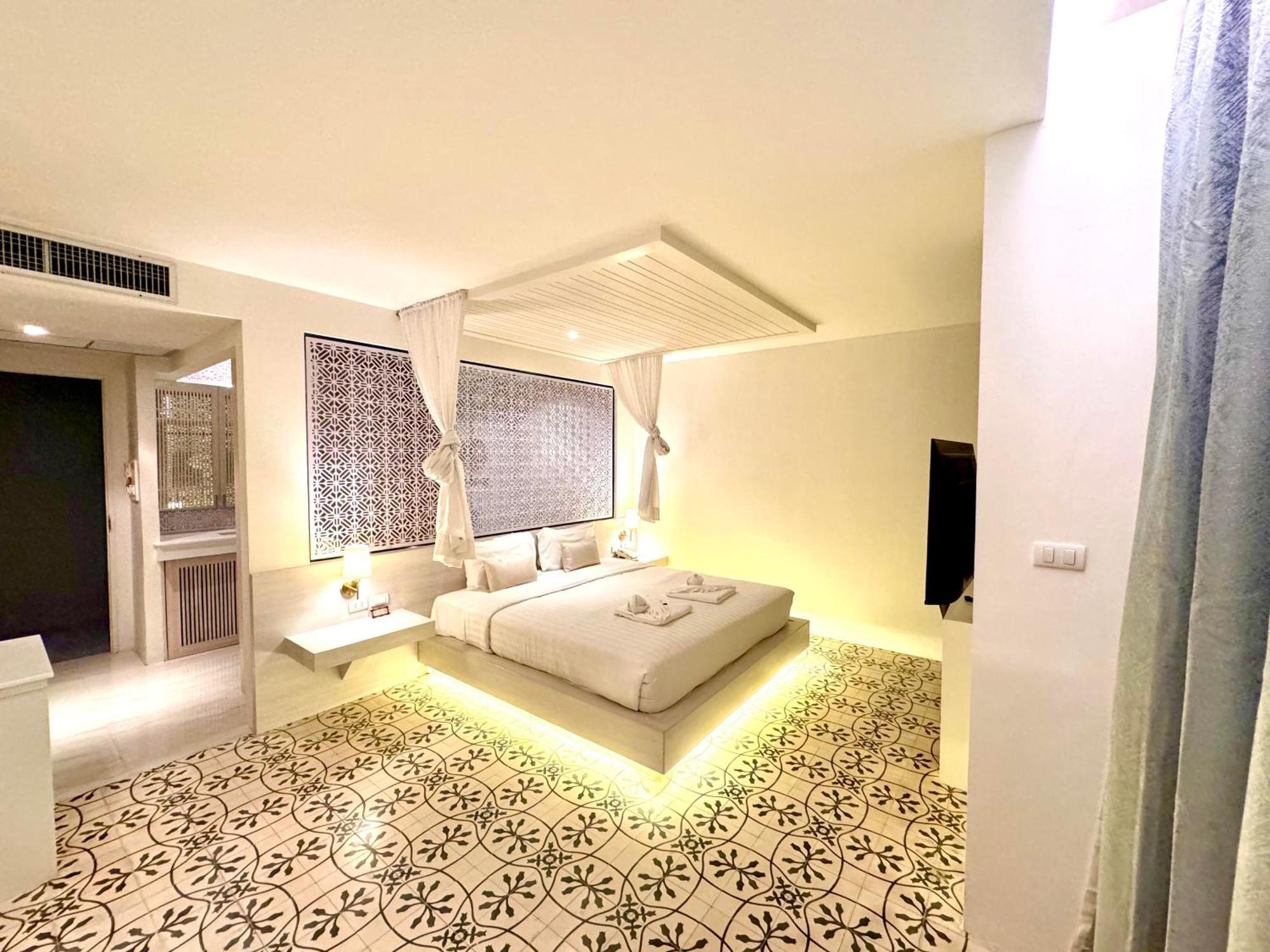 De Coze Hotel Patong Bagian luar foto