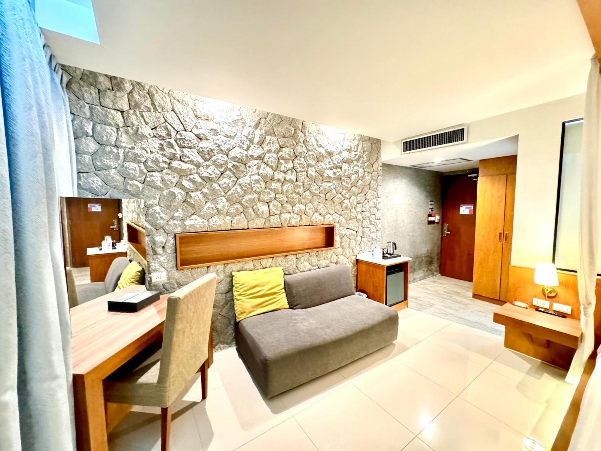 De Coze Hotel Patong Bagian luar foto