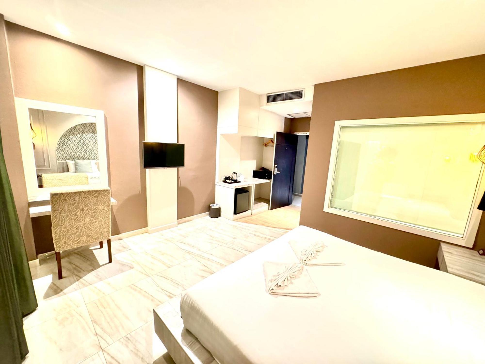 De Coze Hotel Patong Bagian luar foto