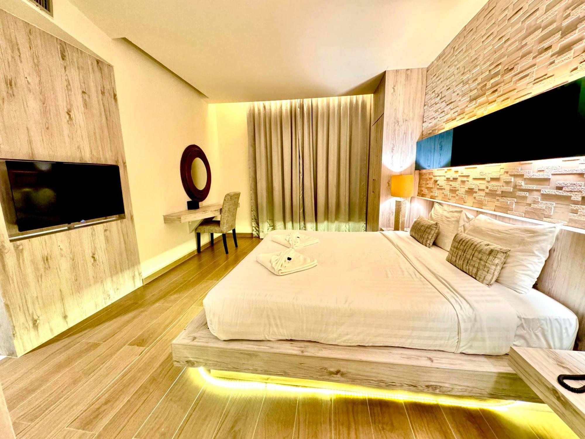 De Coze Hotel Patong Bagian luar foto